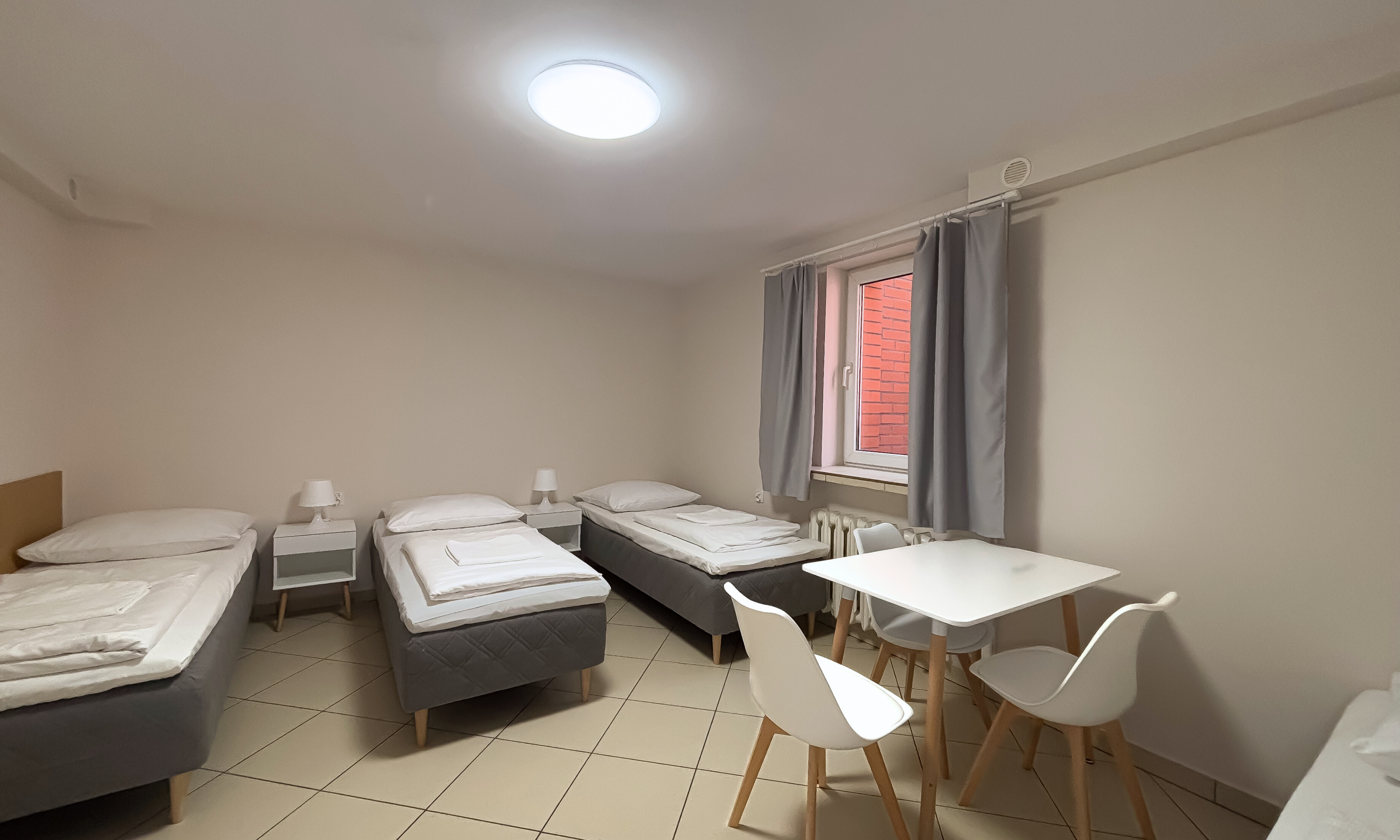 Pokój czteroosobowy ze wspólną łazienką