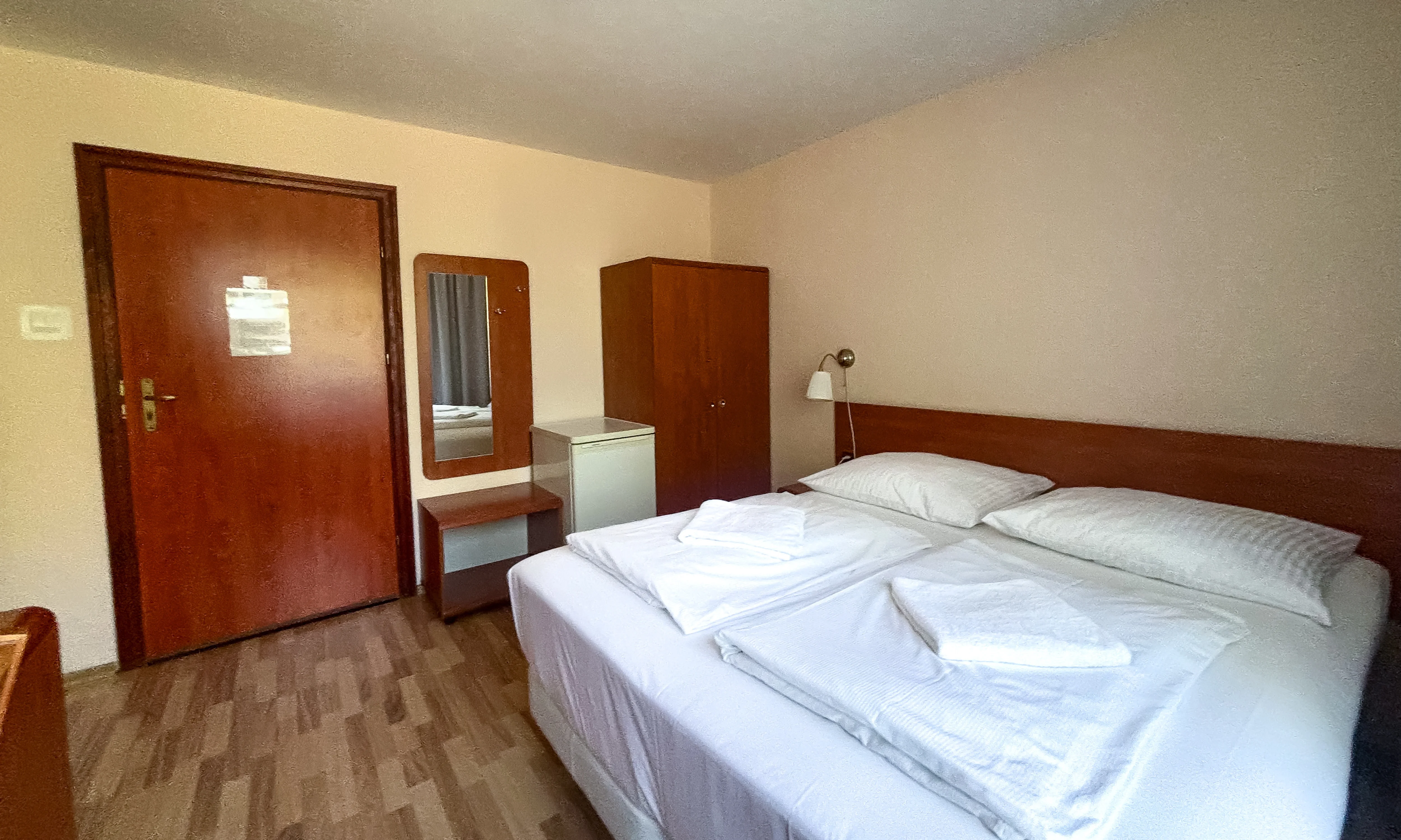 Pokój dwuosobowy z prywatną łazienką i łożem małżeńskim