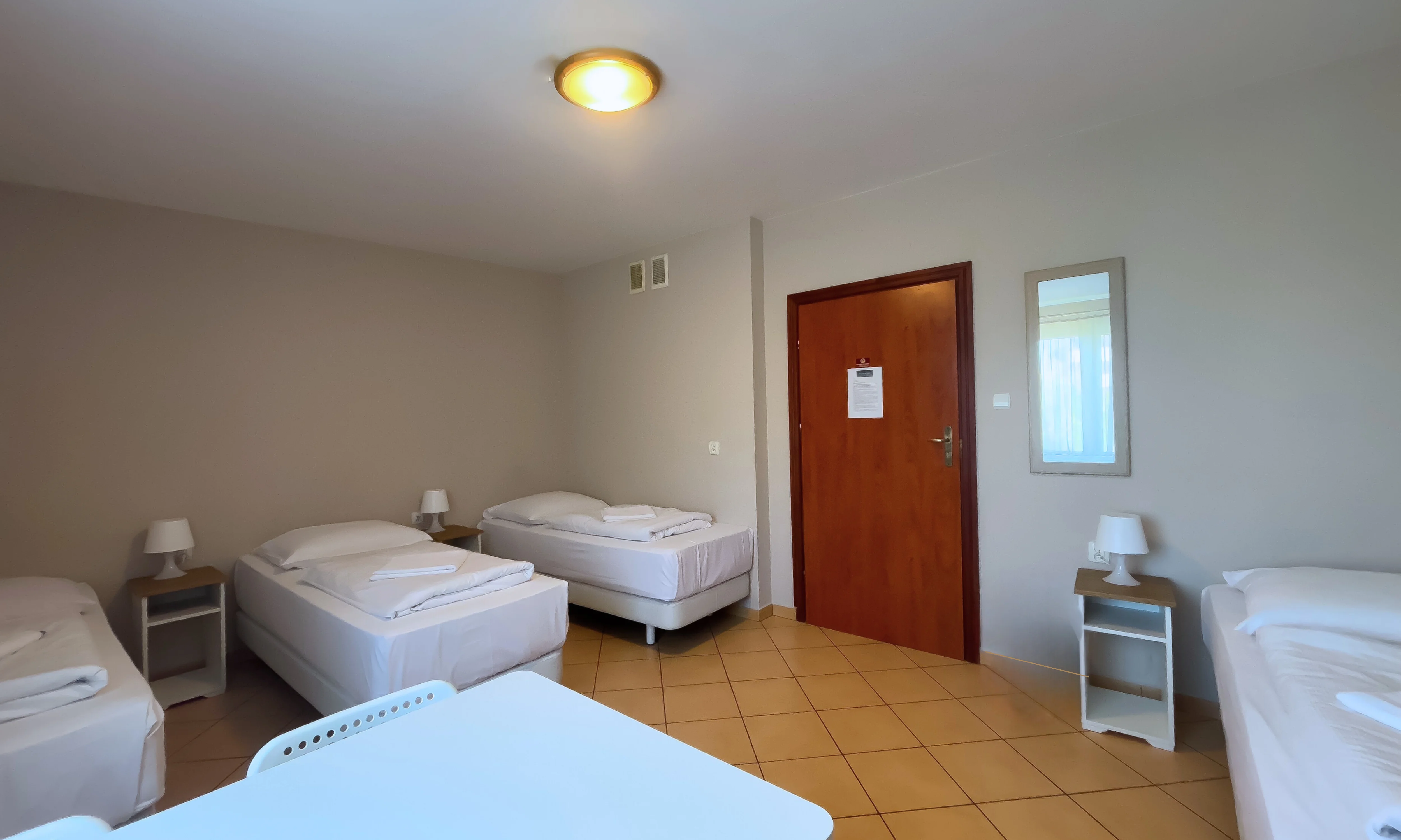 Pokój czteroosobowy ze wspólną łazienką